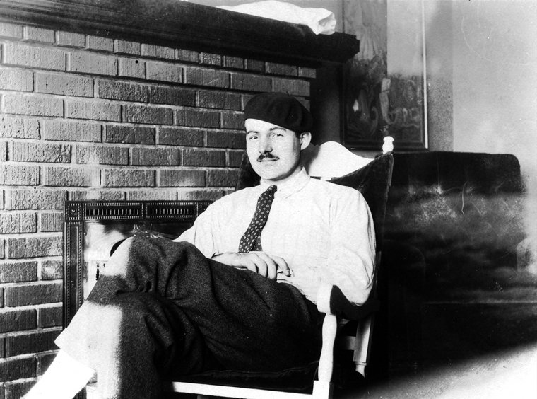 ernest_hemingway_paris_1924__800x600_q85_crop